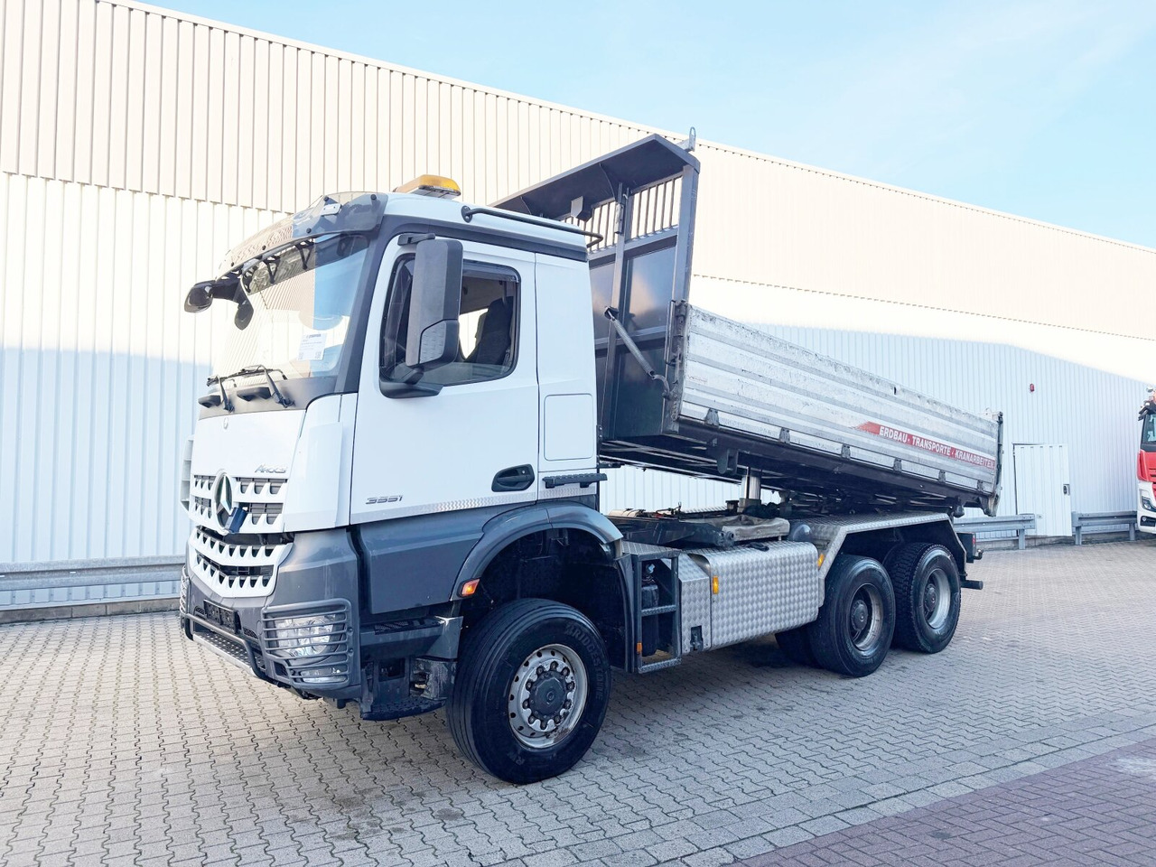 Mercedes-Benz Arocs 3351 AK 6x6 Arocs 3351 AK 6x6, Retarder, Grounder, Motorabtrieb, pneum. Heckklappenöffnung - Кипер: слика 1 Mercedes-Benz Arocs 3351 AK 6x6 Arocs 3351 AK 6x6, Retarder, Grounder, Motorabtrieb, pneum. Heckklappenöffnung - Кипер: слика 1