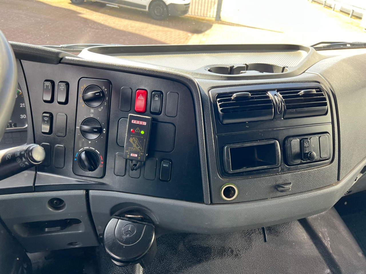 Камион со кран, Камион со платформа Mercedes-Benz Atego 1024 L 4x2 Atego 1024 L 4x2 mit Kran Fassi F80A.0.21: слика 6