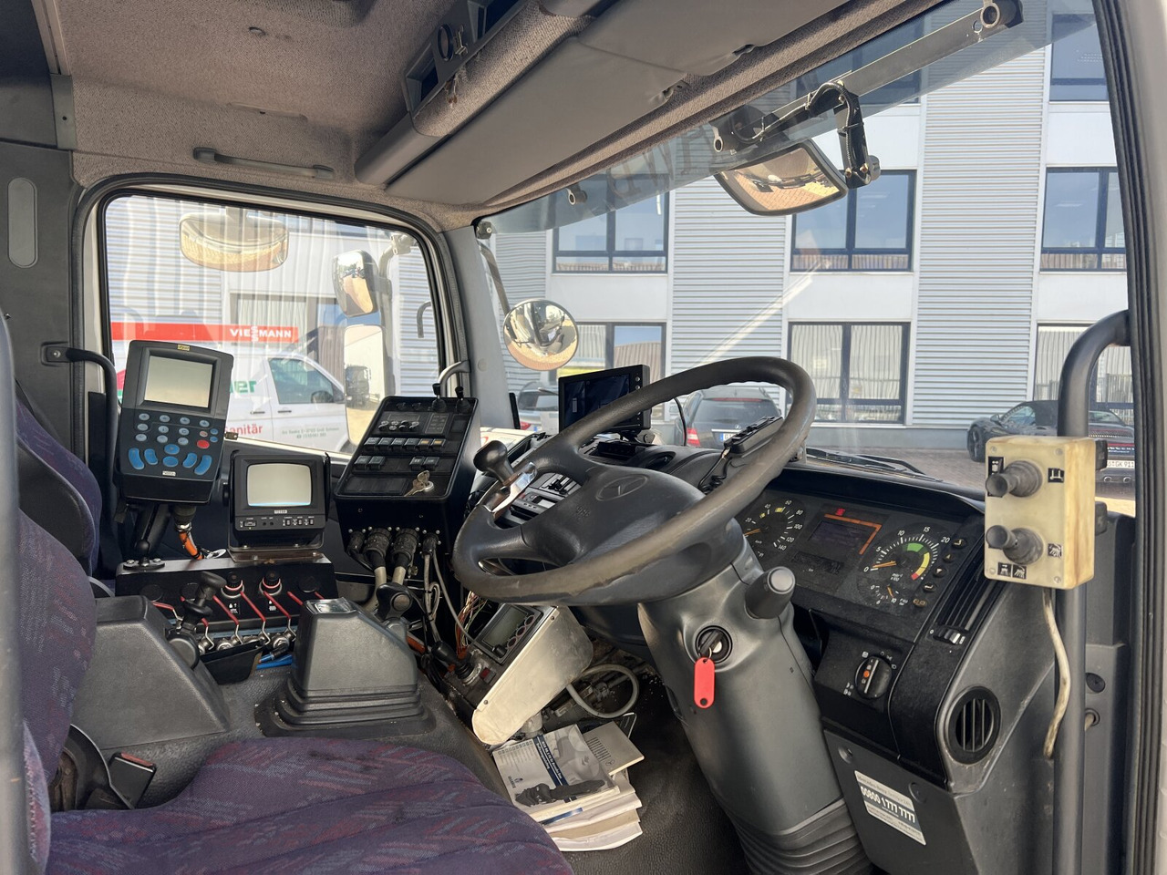 Mercedes-Benz Atego 1828 L 4x2 Atego 1828 L 4x2, Rechtslenker, Winterdienstaustattung - Камион со кабинска шасија: слика 4 Mercedes-Benz Atego 1828 L 4x2 Atego 1828 L 4x2, Rechtslenker, Winterdienstaustattung - Камион со кабинска шасија: слика 4