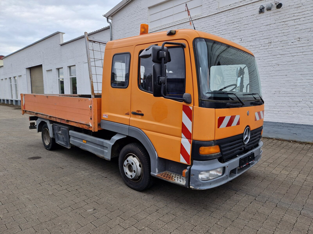 Mercedes-Benz Atego 815 4x2 Atego 815 4x2, 2x AHK - Камион со платформа: слика 1 Mercedes-Benz Atego 815 4x2 Atego 815 4x2, 2x AHK - Камион со платформа: слика 1