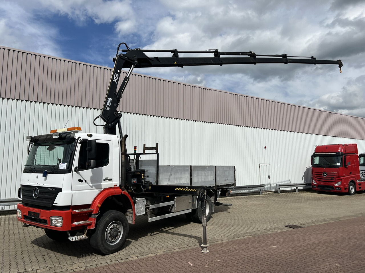 Mercedes-Benz Axor 1828 A 4x4 Axor 1828 A 4x4 mit Kran Hiab XS 166 E-5 - Камион со кран, Камион со платформа: слика 1 Mercedes-Benz Axor 1828 A 4x4 Axor 1828 A 4x4 mit Kran Hiab XS 166 E-5 - Камион со кран, Камион со платформа: слика 1