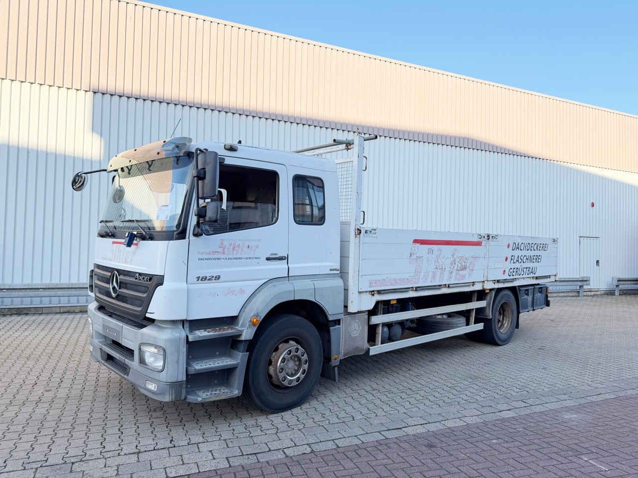 Mercedes-Benz Axor 1829 L 4x2 Axor 1829 L 4x2, 6-Sitzer - Камион со платформа: слика 1 Mercedes-Benz Axor 1829 L 4x2 Axor 1829 L 4x2, 6-Sitzer - Камион со платформа: слика 1