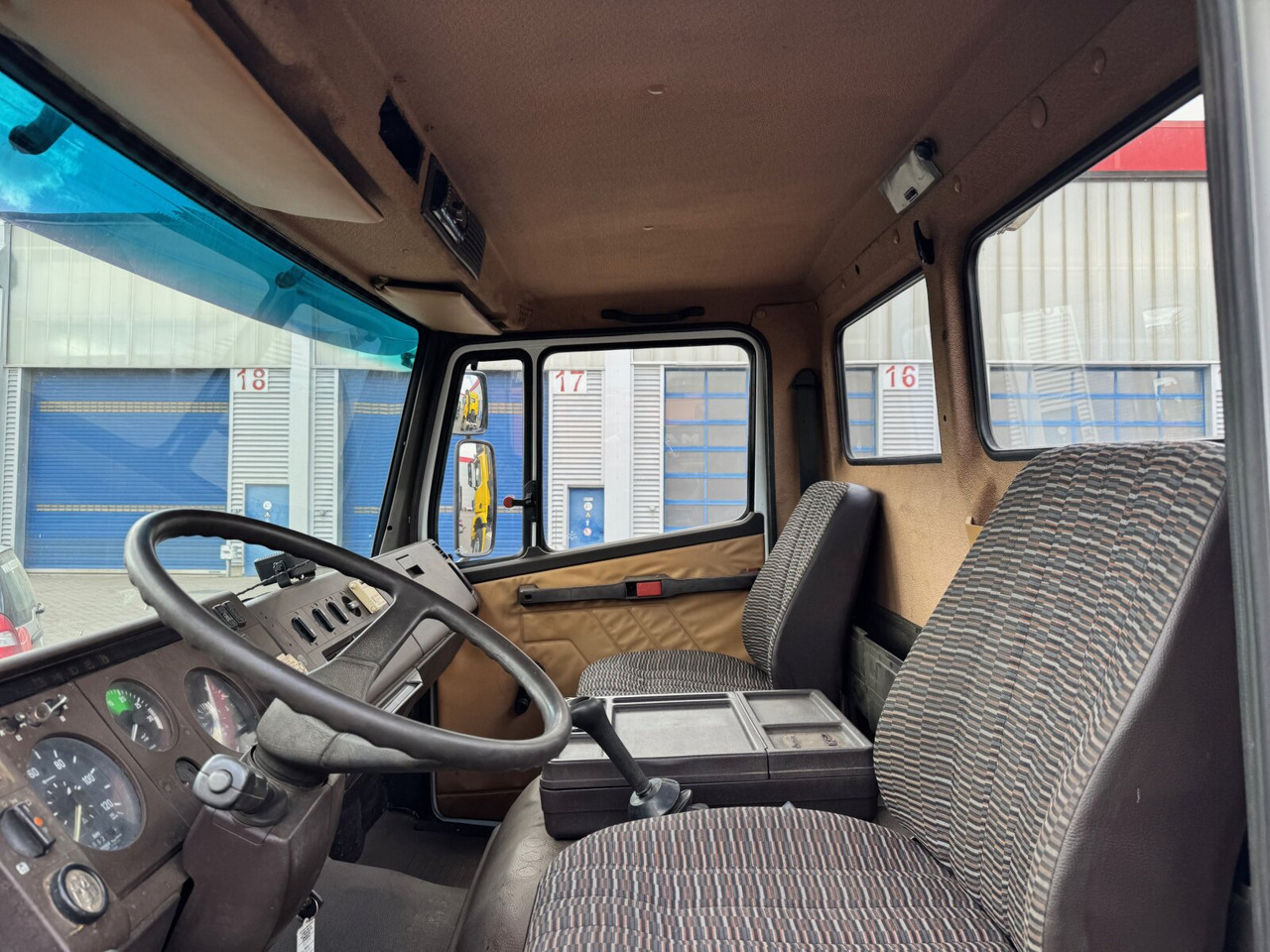 Interior photo 1: Камион со кука за подигање Mercedes-Benz LK 814 4x2 LK 814 4x2, 6-Zylinder, City-Abroller