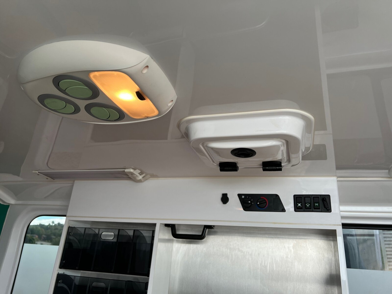 Амбулантно возило Renault Trafik 2.0 dCi115 4x2 Trafik 2.0 dCi115 4x2, Krankentransporter: слика 12 Амбулантно возило Renault Trafik 2.0 dCi115 4x2 Trafik 2.0 dCi115 4x2, Krankentransporter: слика 12