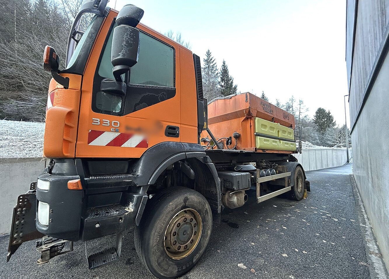 Trakker AD190T33WP 4x4 Trakker AD190T33WP 4x4, Winterdienstausstattung - Камион со кука за подигање: слика 2 Trakker AD190T33WP 4x4 Trakker AD190T33WP 4x4, Winterdienstausstattung - Камион со кука за подигање: слика 2