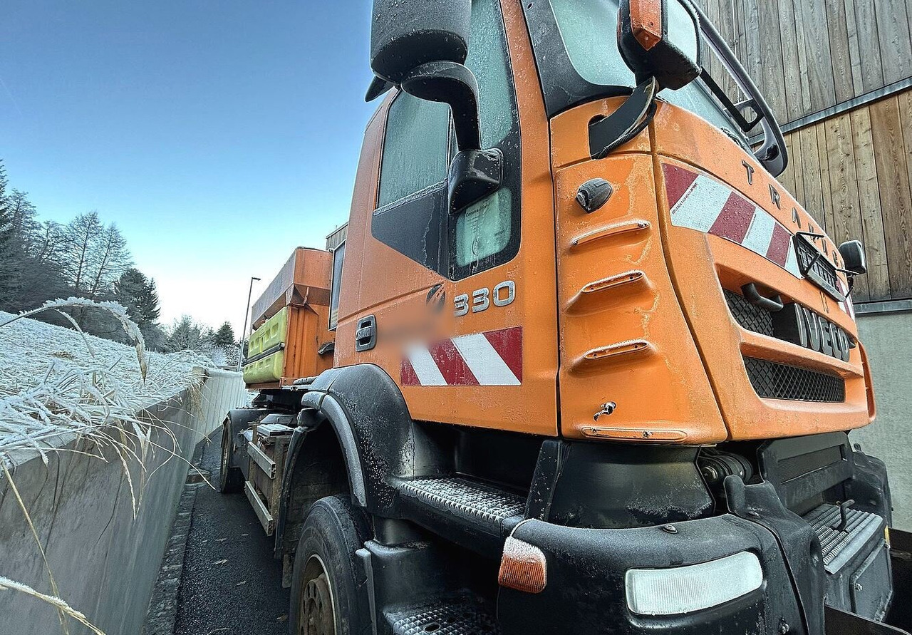 Trakker AD190T33WP 4x4 Trakker AD190T33WP 4x4, Winterdienstausstattung - Камион со кука за подигање: слика 3 Trakker AD190T33WP 4x4 Trakker AD190T33WP 4x4, Winterdienstausstattung - Камион со кука за подигање: слика 3