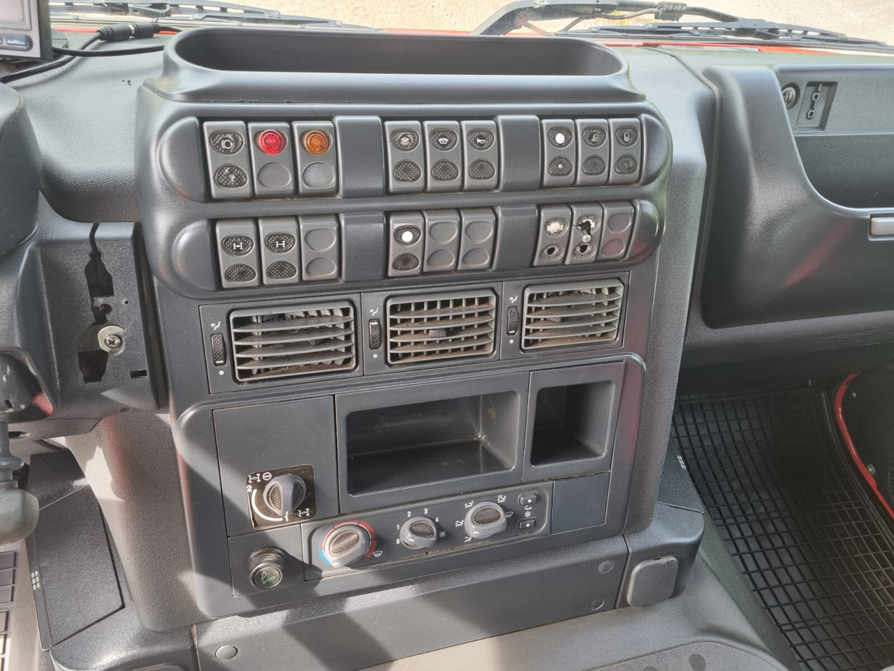 Trakker AD380T41W 6x6 Trakker AD380T41W 6x6 - Камион со кабинска шасија: слика 5 Trakker AD380T41W 6x6 Trakker AD380T41W 6x6 - Камион со кабинска шасија: слика 5