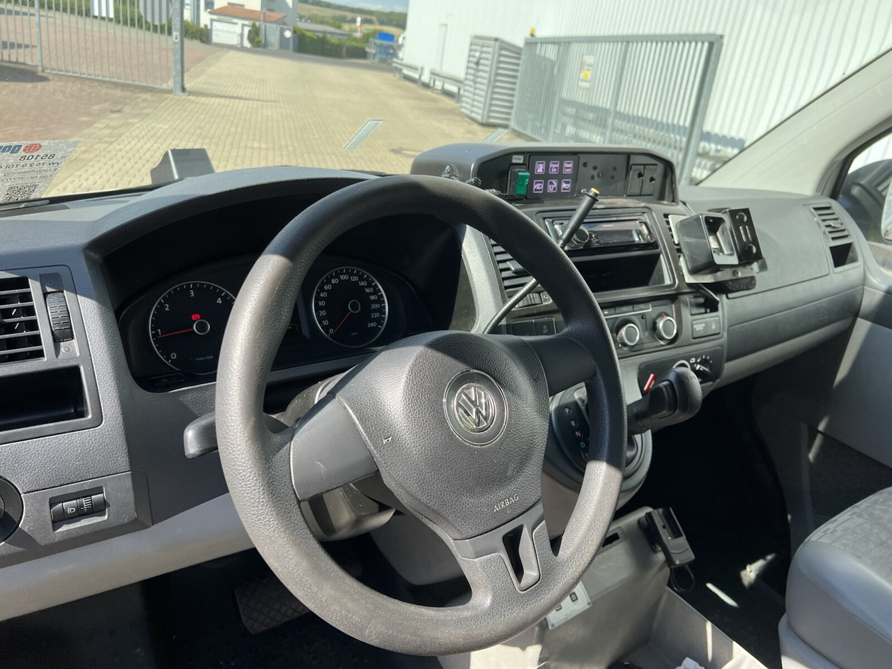 Volkswagen T5 2.0 TDI 4x2 T5 2.0 TDI 4x2, Krankenwagen - Амбулантно возило: слика 4 Volkswagen T5 2.0 TDI 4x2 T5 2.0 TDI 4x2, Krankenwagen - Амбулантно возило: слика 4