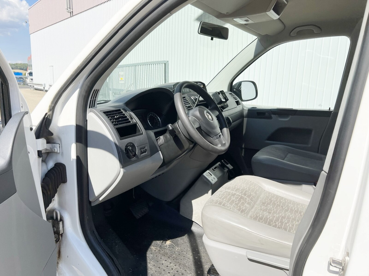 Volkswagen T5 2.0 TDI 4x2 T5 2.0 TDI 4x2, Krankenwagen - Амбулантно возило: слика 3 Volkswagen T5 2.0 TDI 4x2 T5 2.0 TDI 4x2, Krankenwagen - Амбулантно возило: слика 3