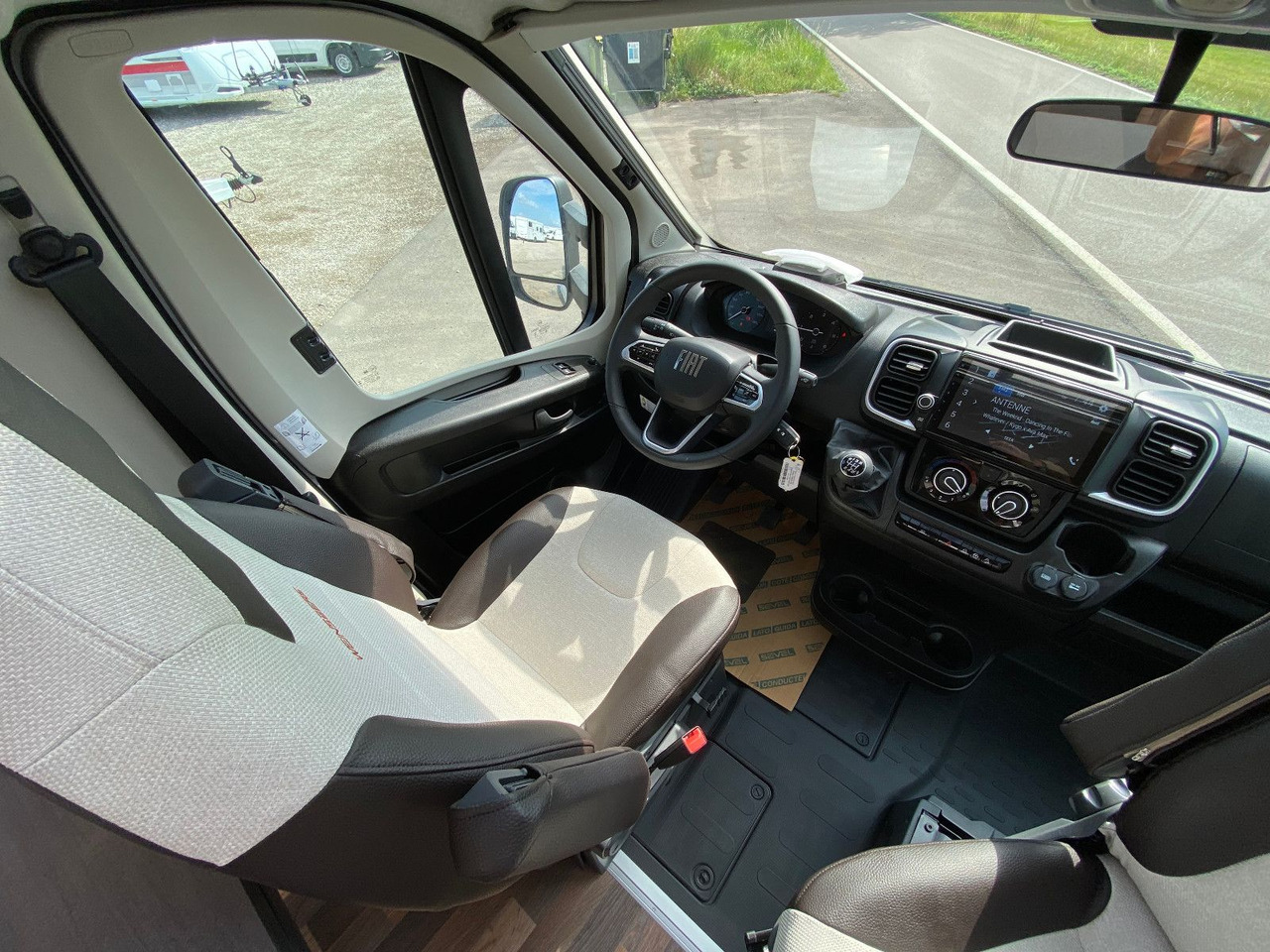 Полуинтегриран кампер Weinsberg CaraCompact 600 MEG EDITION [PEPPER]   Automatik: слика 11