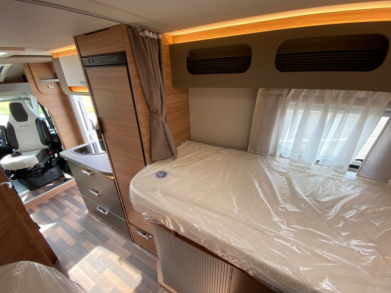 Полуинтегриран кампер Weinsberg CaraCompact 600 MEG EDITION [PEPPER]   Automatik: слика 18