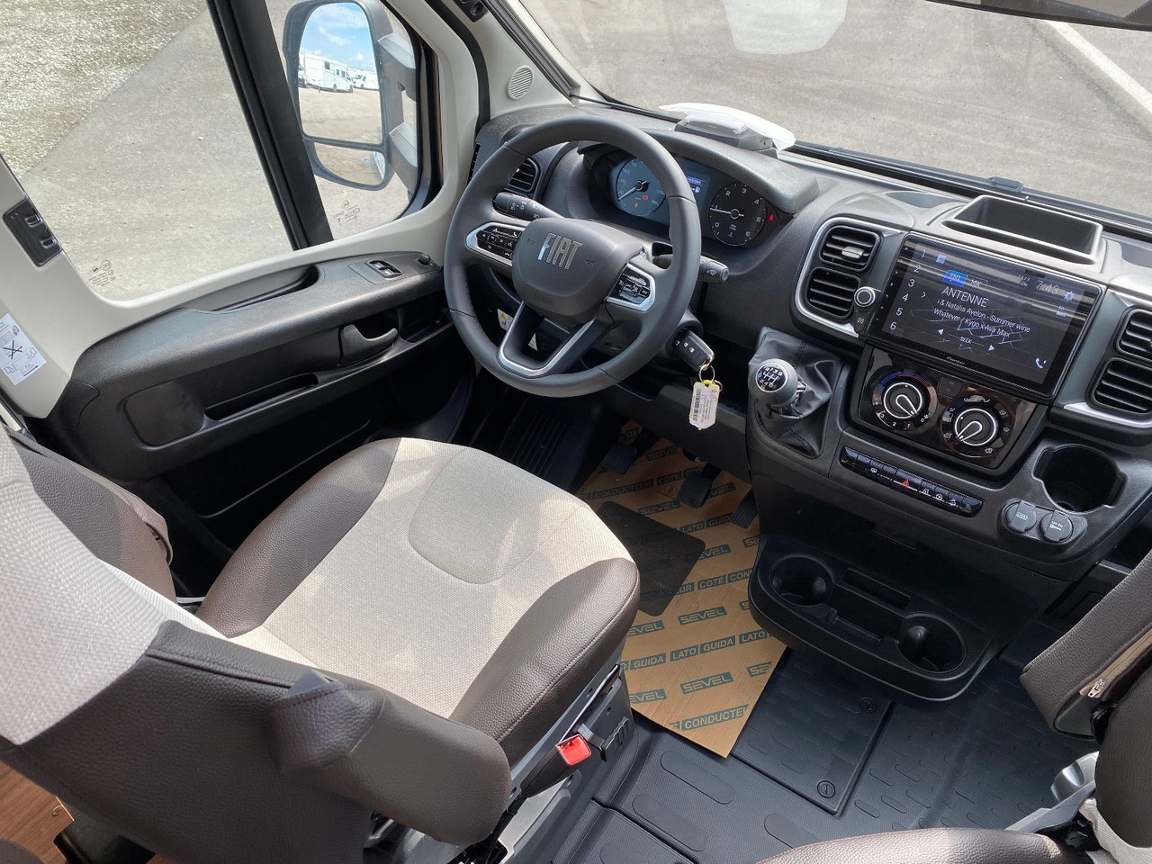 Полуинтегриран кампер Weinsberg CaraCompact 600 MEG EDITION [PEPPER]   Automatik: слика 9