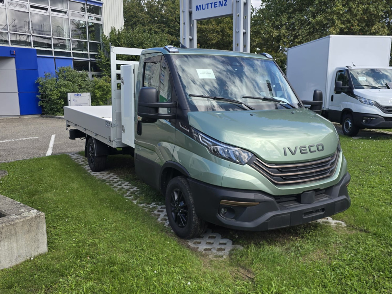 IVECO 35S18HA8 Pritsche (TOP Ausstattung) - Комбе со отворен сандак: слика 2 IVECO 35S18HA8 Pritsche (TOP Ausstattung) - Комбе со отворен сандак: слика 2