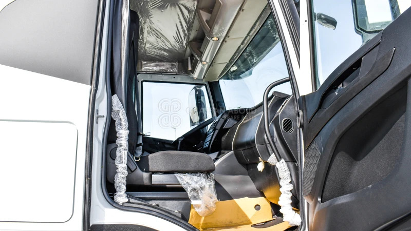 Камион со кабинска шасија IVECO T-WAY AT380T47H 6X4 R24 TYRES CHASSIS - Barcelona Stock: слика 9