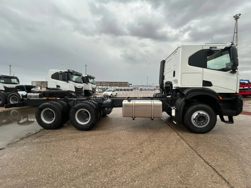 Iveco T-WAY AT380T43H 6x4 R20 Tyres Chassis - Barcelona Stock - Камион со кабинска шасија: слика 2 Iveco T-WAY AT380T43H 6x4 R20 Tyres Chassis - Barcelona Stock - Камион со кабинска шасија: слика 2
