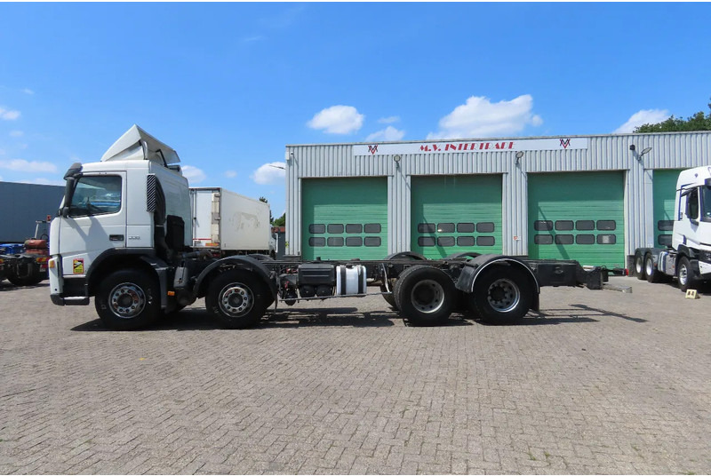 Volvo FM 12.380 8x4 FULL SPRING. 100% condition! - Камион со кабинска шасија: слика 3 Volvo FM 12.380 8x4 FULL SPRING. 100% condition! - Камион со кабинска шасија: слика 3