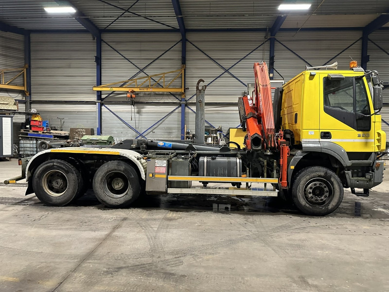 Камион со кука за подигање, Камион со кран Iveco TRAKKER 350 6x4 HOOKLIFT + CRANE FASSI F120.22 (5/6 F) - *342.000km* - STEEL SPRING / BIG AXLES - AS TRONIC AUTOMATIC GEARBOX: слика 20