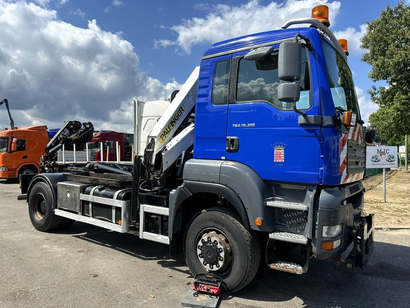MAN TGA 18.310 4x4 HOOKLIFT + CRANE PALFINGER PK12000 - RADIO - ROTATOR - STEEL SPRING / HUB REDUCTION - MANUAL ZF - BE TRUCK - Камион со кука за подигање, Камион со кран: слика 2 MAN TGA 18.310 4x4 HOOKLIFT + CRANE PALFINGER PK12000 - RADIO - ROTATOR - STEEL SPRING / HUB REDUCTION - MANUAL ZF - BE TRUCK - Камион со кука за подигање, Камион со кран: слика 2