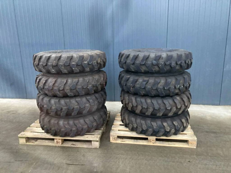 Apollo 1000 x 20 Set / 10.00 x 20: 4x2 Tyres - Гуми и бандажи за Градежна машина: слика 1 Apollo 1000 x 20 Set / 10.00 x 20: 4x2 Tyres - Гуми и бандажи за Градежна машина: слика 1