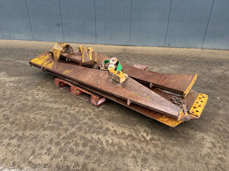 Cat 730 - Заден лифт за утовар за Градежна машина: слика 1 Cat 730 - Заден лифт за утовар за Градежна машина: слика 1