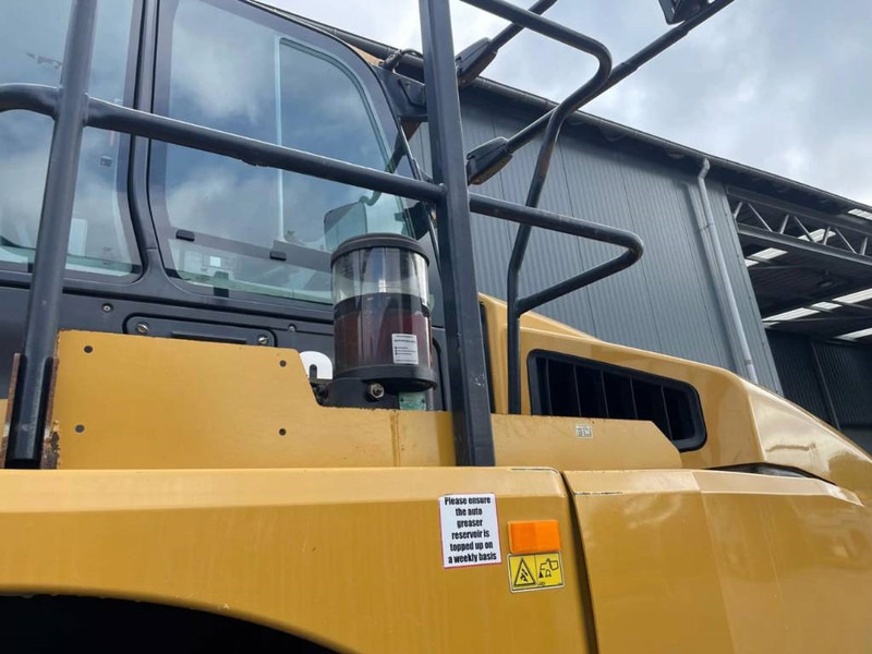 Зглобен истоварувач Cat 745 04A - New Tires: слика 20