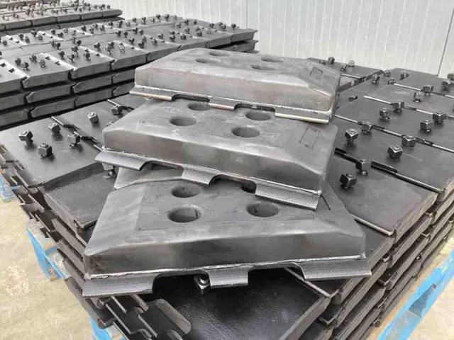 Volvo Rubber Asphalt Pads - Рамка/ Шасија за Градежна машина: слика 1 Volvo Rubber Asphalt Pads - Рамка/ Шасија за Градежна машина: слика 1