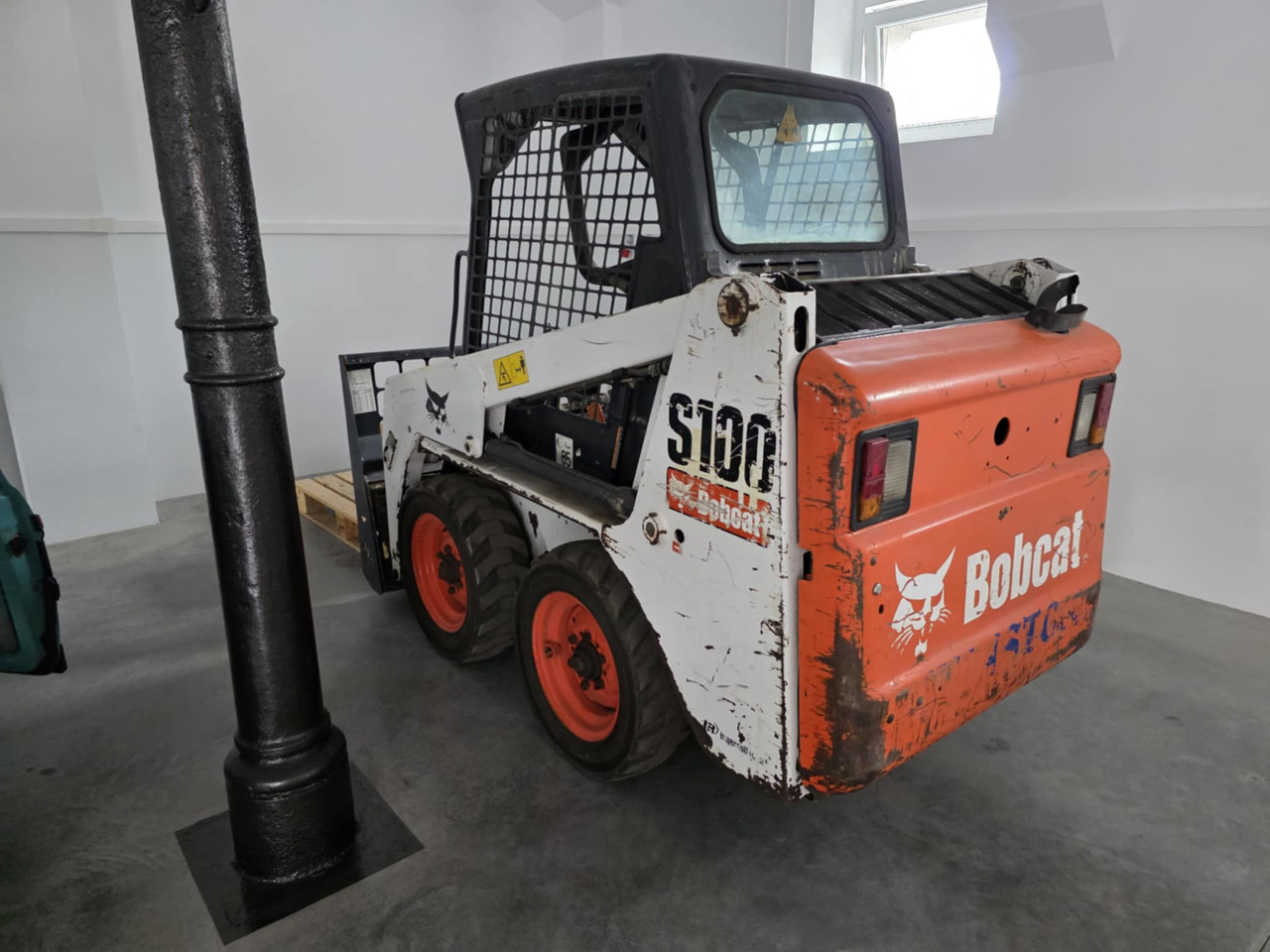 BOBCAT S100 - Компактен натоварувач: слика 1 BOBCAT S100 - Компактен натоварувач: слика 1