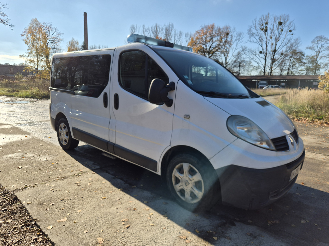 RENAULT Trafic 2.0 dCi 115 KM - Амбулантно возило: слика 1 RENAULT Trafic 2.0 dCi 115 KM - Амбулантно возило: слика 1