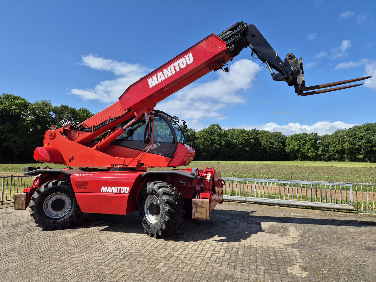 Manitou MRT 2150 plus privilege - Телескопски ракувач: слика 2 Manitou MRT 2150 plus privilege - Телескопски ракувач: слика 2