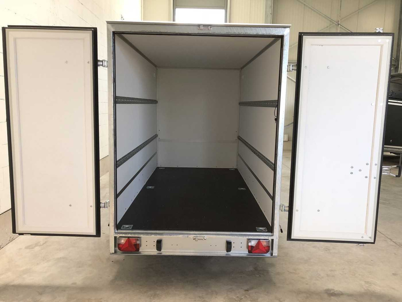 BLYSS F1330HD Kofferanhänger - Приколка сандучар: слика 2 BLYSS F1330HD Kofferanhänger - Приколка сандучар: слика 2