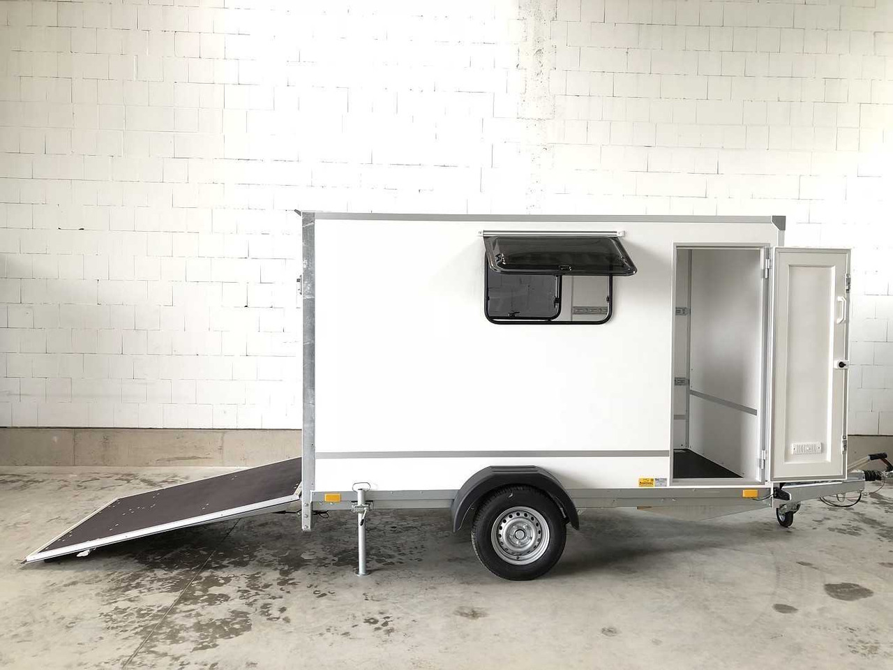 BLYSS F1330HD Rampe Tür 2 Fenster Kofferanhänger - Приколка сандучар: слика 1 BLYSS F1330HD Rampe Tür 2 Fenster Kofferanhänger - Приколка сандучар: слика 1