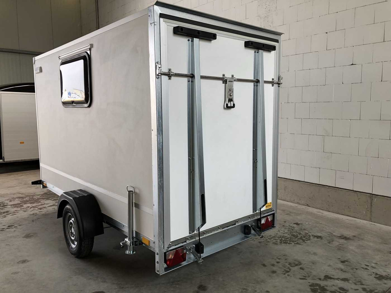 BLYSS F1330HD Rampe Tür 2 Fenster Kofferanhänger - Приколка сандучар: слика 3 BLYSS F1330HD Rampe Tür 2 Fenster Kofferanhänger - Приколка сандучар: слика 3