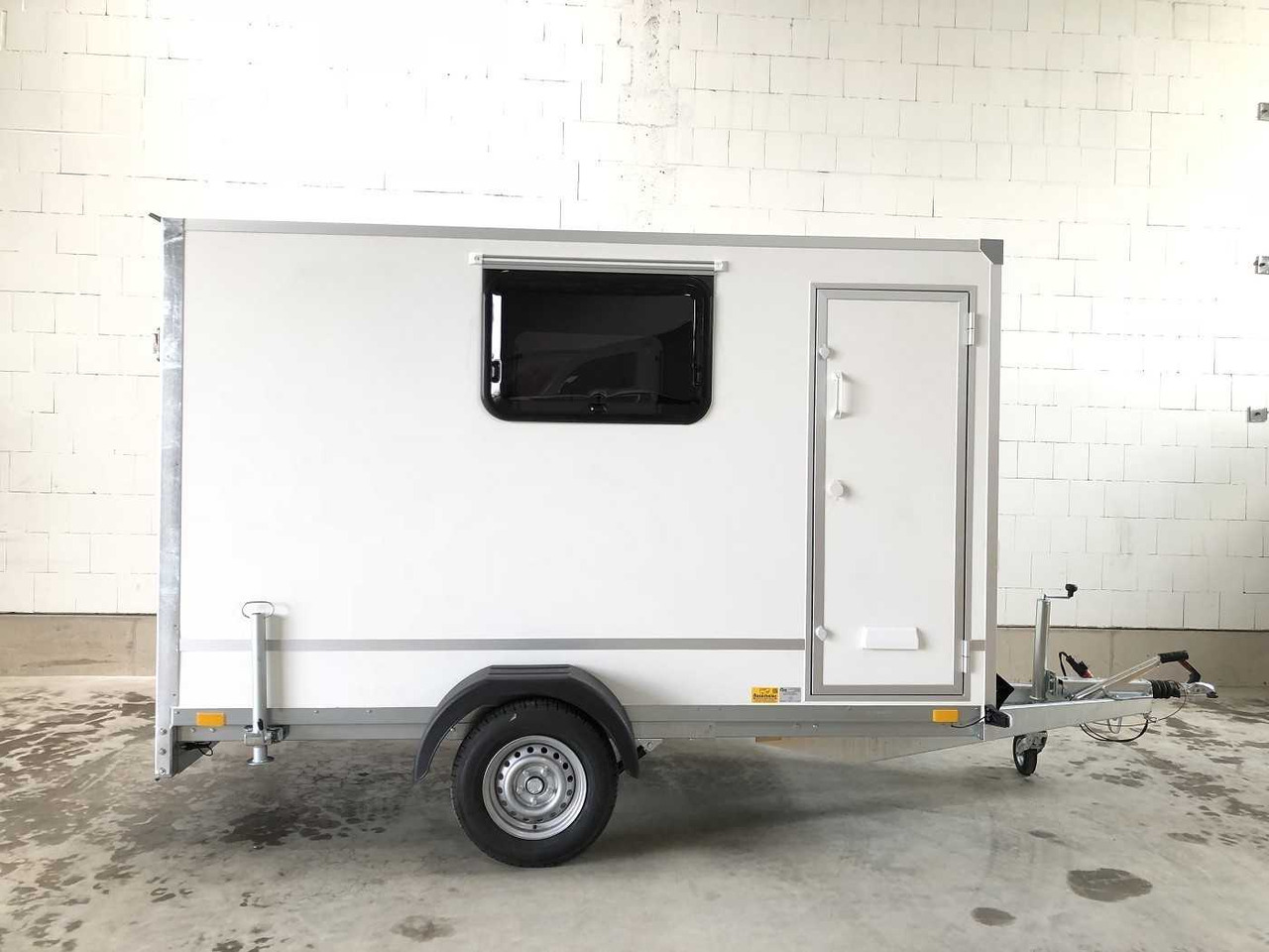 BLYSS F1330HD Rampe Tür 2 Fenster Kofferanhänger - Приколка сандучар: слика 5 BLYSS F1330HD Rampe Tür 2 Fenster Kofferanhänger - Приколка сандучар: слика 5