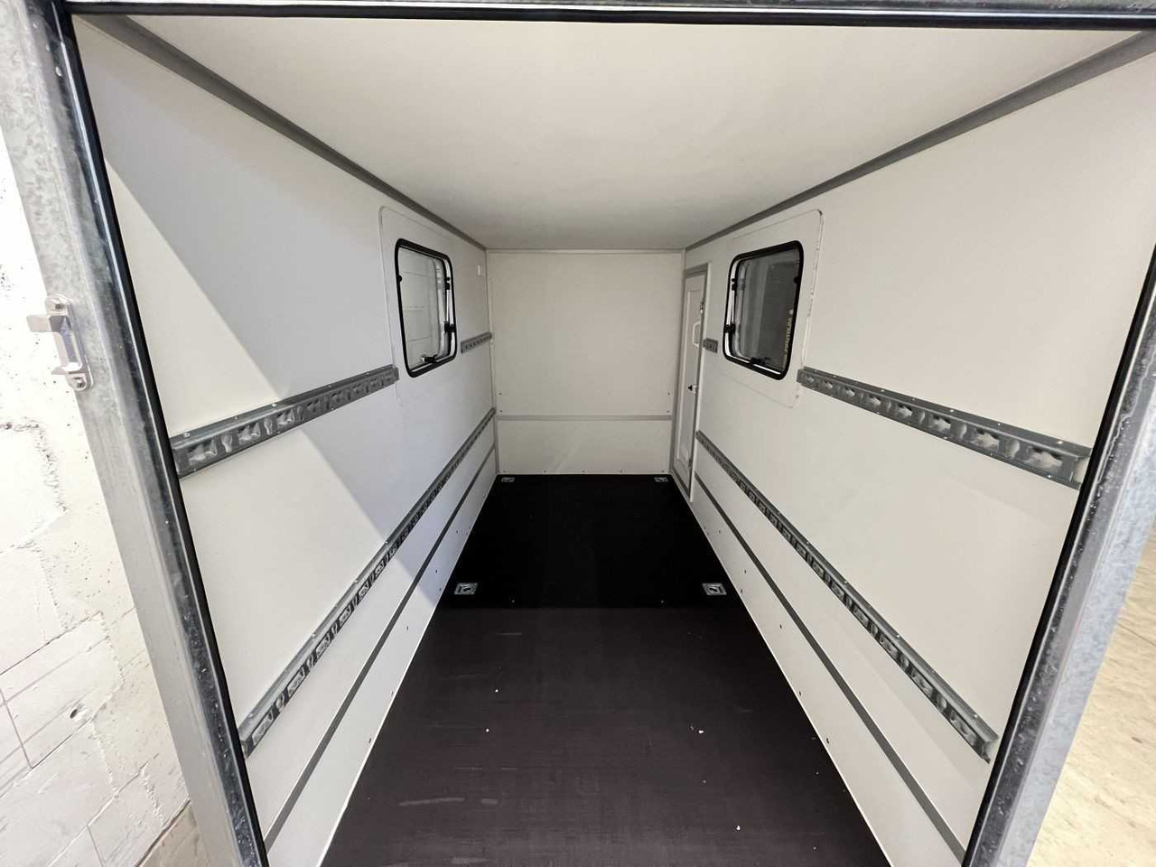 BLYSS F2030HTD Rampe Tür 2 Fenster Kofferanhänger - Приколка за мотоцикл: слика 4 BLYSS F2030HTD Rampe Tür 2 Fenster Kofferanhänger - Приколка за мотоцикл: слика 4