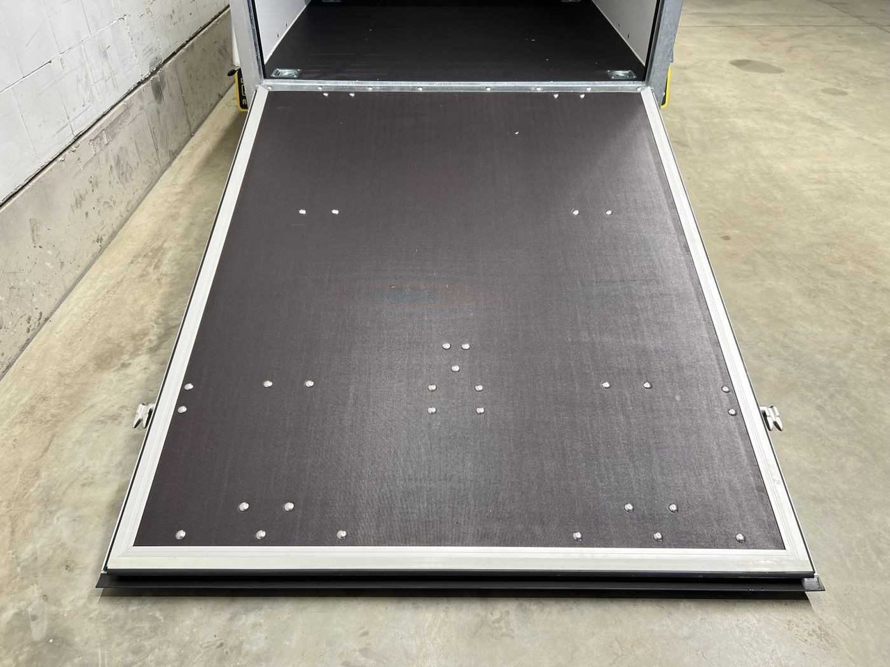 BLYSS F2030HTD Rampe Tür 2 Fenster Kofferanhänger - Приколка за мотоцикл: слика 3 BLYSS F2030HTD Rampe Tür 2 Fenster Kofferanhänger - Приколка за мотоцикл: слика 3