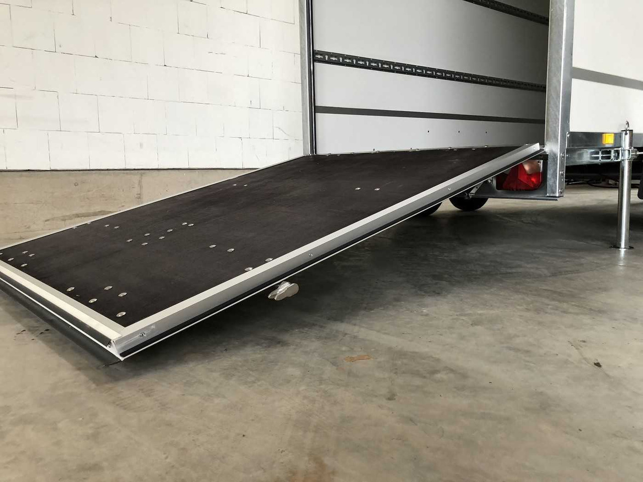 BLYSS F2736HTD Rampe Kofferanhänger - Приколка сандучар: слика 4 BLYSS F2736HTD Rampe Kofferanhänger - Приколка сандучар: слика 4