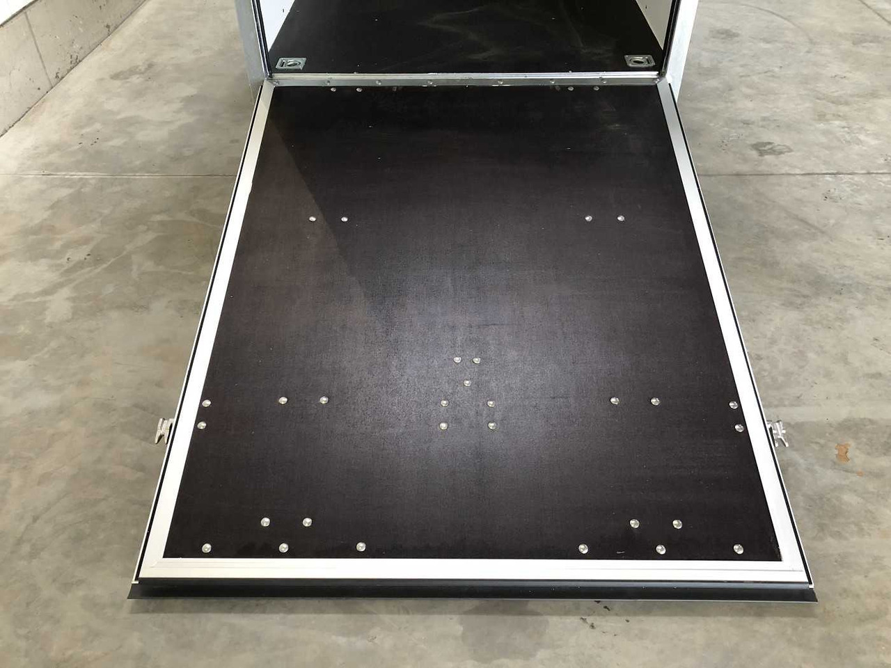 BLYSS F2736HTD Rampe Kofferanhänger - Приколка сандучар: слика 5 BLYSS F2736HTD Rampe Kofferanhänger - Приколка сандучар: слика 5