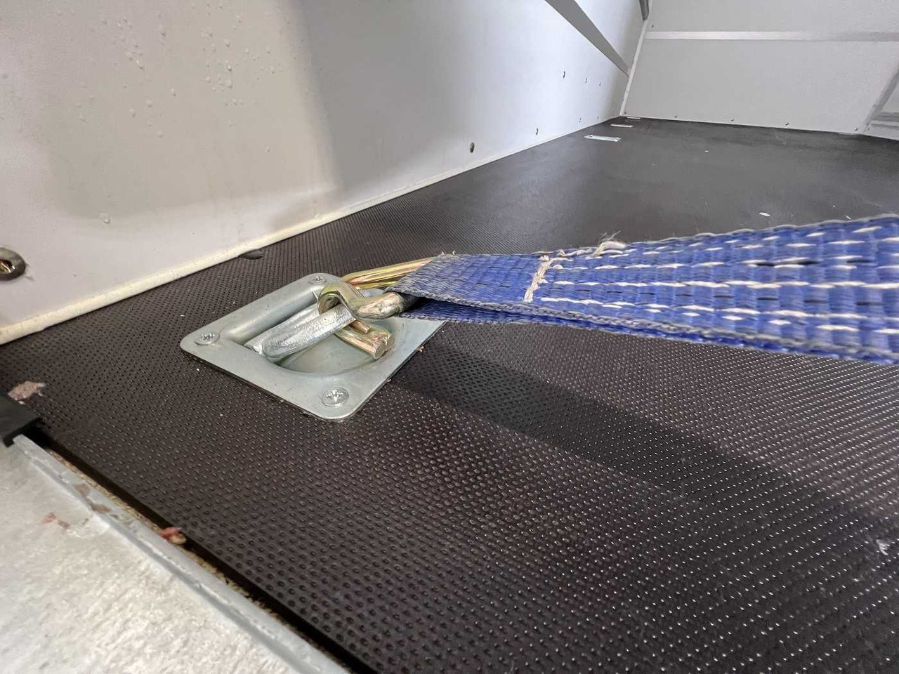 Лизинг на BLYSS F2736HTD Rampe Seitentür Kofferanhänger BLYSS F2736HTD Rampe Seitentür Kofferanhänger: слика 22 Лизинг на BLYSS F2736HTD Rampe Seitentür Kofferanhänger BLYSS F2736HTD Rampe Seitentür Kofferanhänger: слика 22