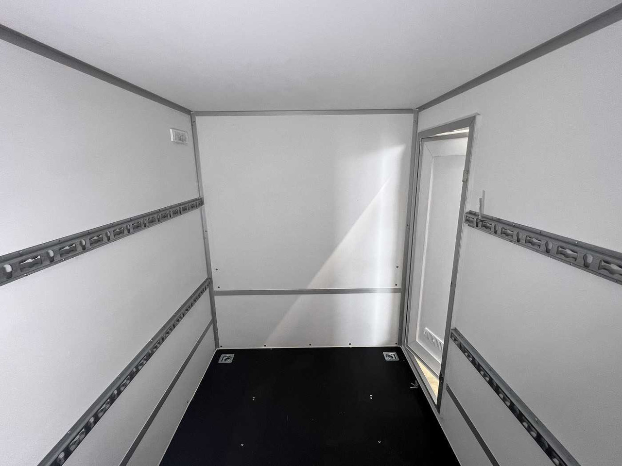 Лизинг на BLYSS F2736HTD Rampe Seitentür Kofferanhänger BLYSS F2736HTD Rampe Seitentür Kofferanhänger: слика 21 Лизинг на BLYSS F2736HTD Rampe Seitentür Kofferanhänger BLYSS F2736HTD Rampe Seitentür Kofferanhänger: слика 21