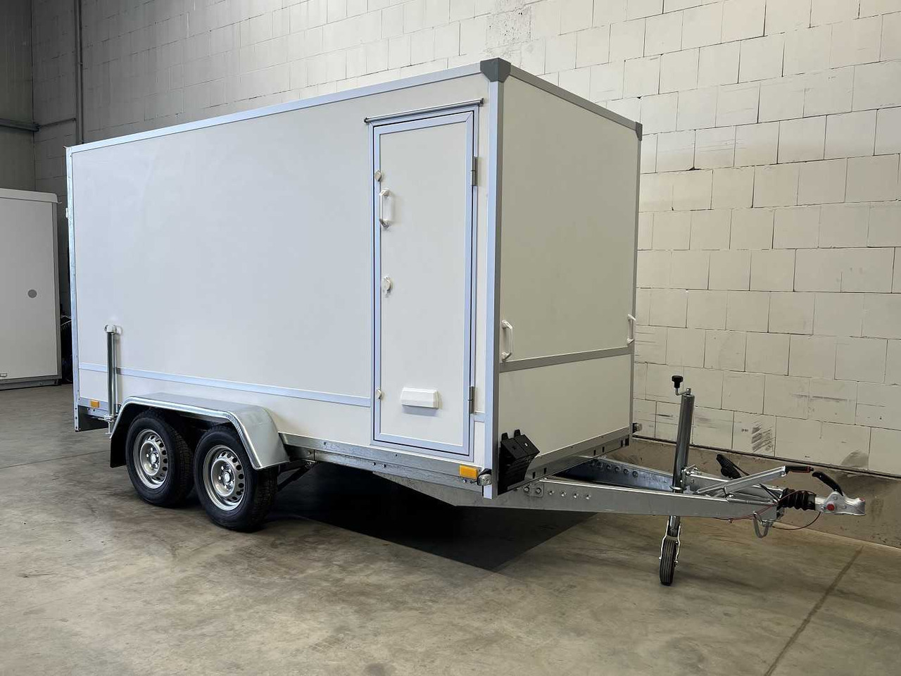 BLYSS F2736HTD Rampe Seitentür Kofferanhänger - Приколка сандучар: слика 3 BLYSS F2736HTD Rampe Seitentür Kofferanhänger - Приколка сандучар: слика 3