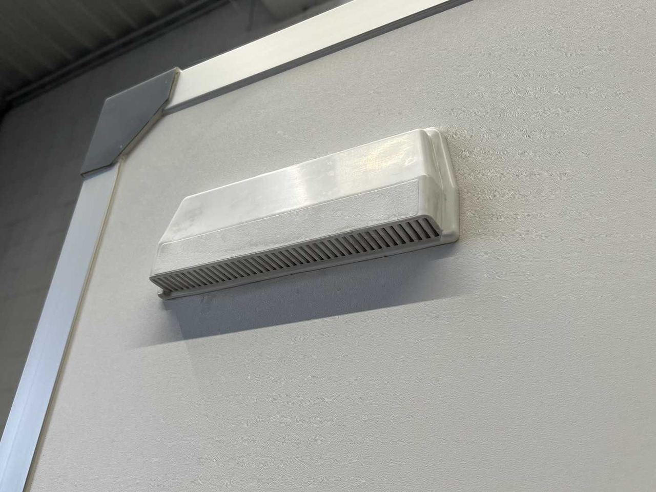 Лизинг на BLYSS F2736HTD Rampe Seitentür Kofferanhänger BLYSS F2736HTD Rampe Seitentür Kofferanhänger: слика 27 Лизинг на BLYSS F2736HTD Rampe Seitentür Kofferanhänger BLYSS F2736HTD Rampe Seitentür Kofferanhänger: слика 27