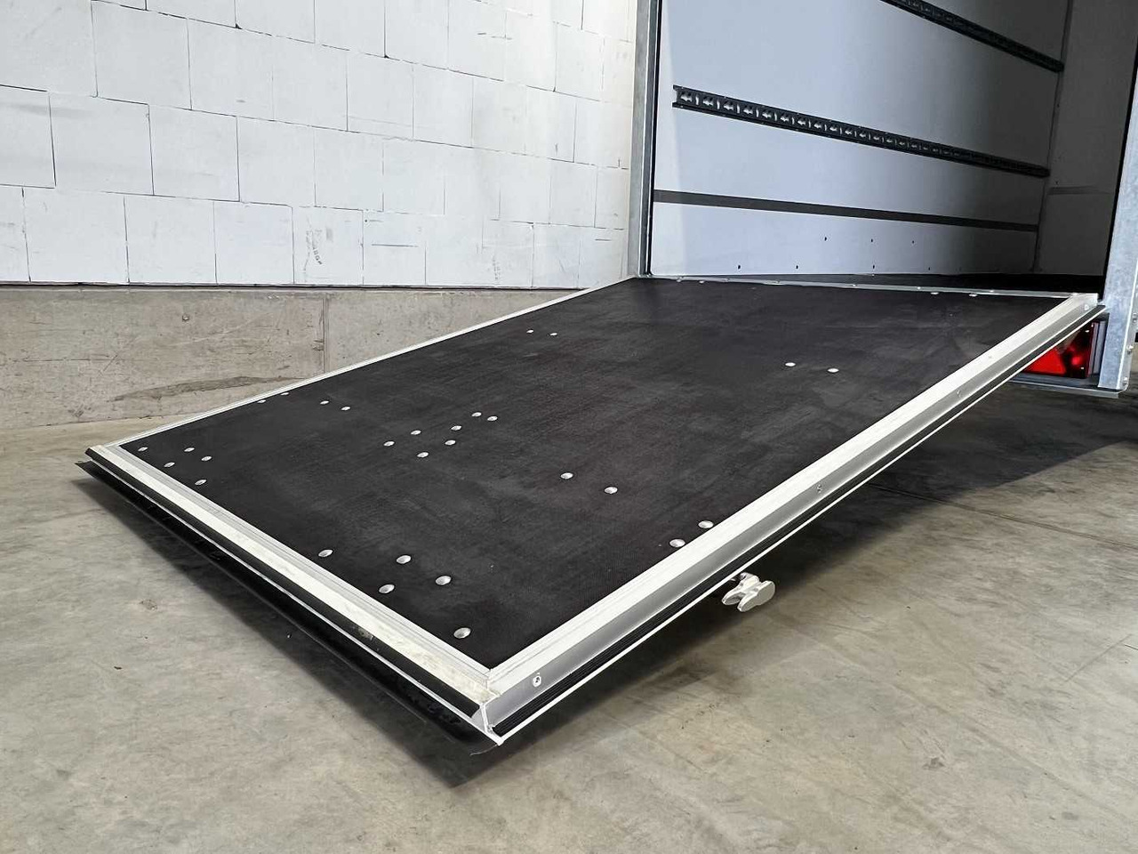 Лизинг на BLYSS F2736HTD Rampe Seitentür Kofferanhänger BLYSS F2736HTD Rampe Seitentür Kofferanhänger: слика 9 Лизинг на BLYSS F2736HTD Rampe Seitentür Kofferanhänger BLYSS F2736HTD Rampe Seitentür Kofferanhänger: слика 9