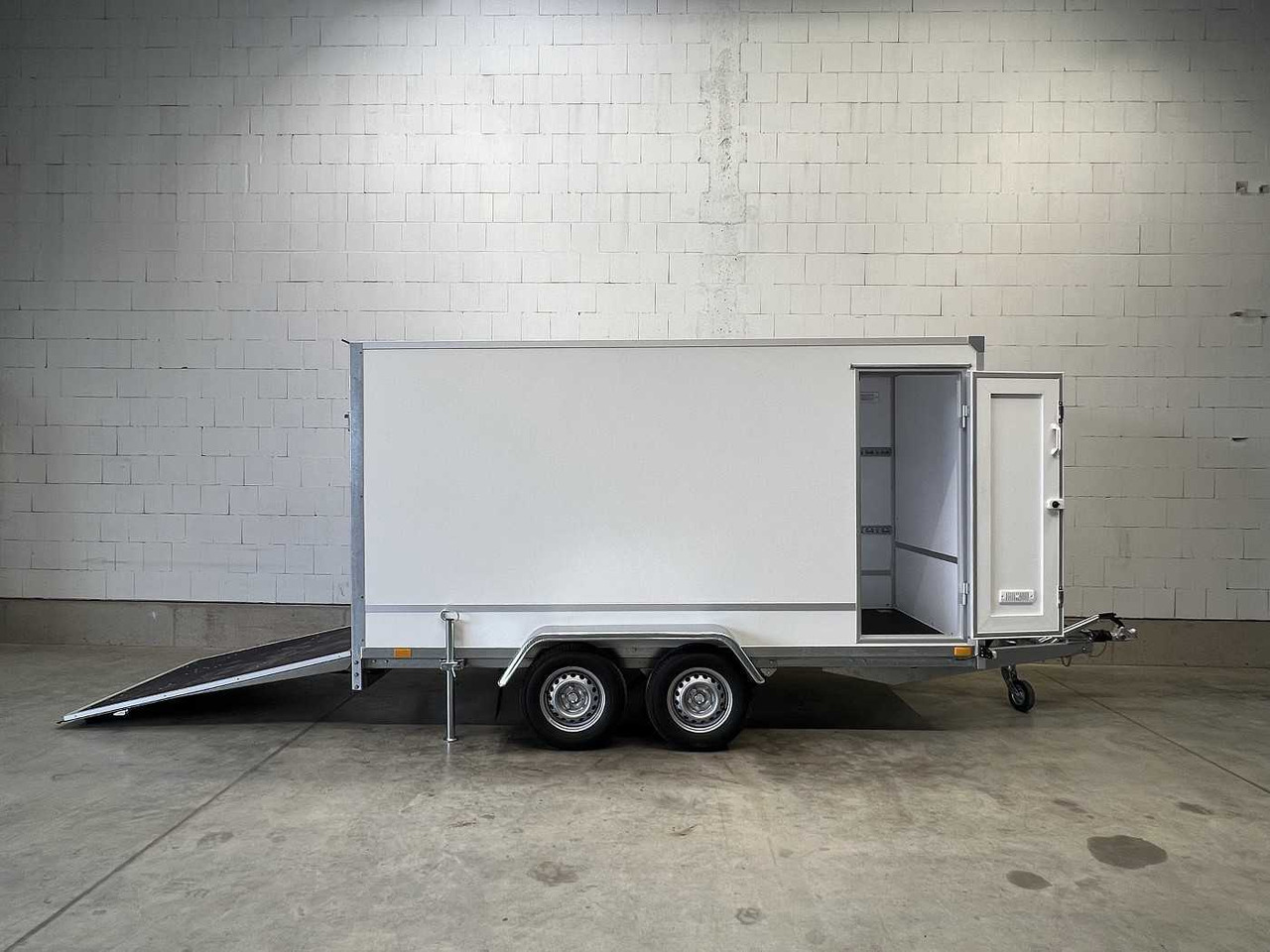 BLYSS F2736HTD Rampe Seitentür Kofferanhänger - Приколка сандучар: слика 1 BLYSS F2736HTD Rampe Seitentür Kofferanhänger - Приколка сандучар: слика 1