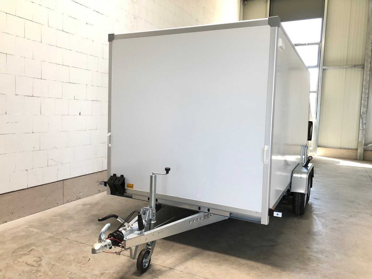 BLYSS F2741HT Rampe Kofferanhänger - Приколка сандучар: слика 3 BLYSS F2741HT Rampe Kofferanhänger - Приколка сандучар: слика 3