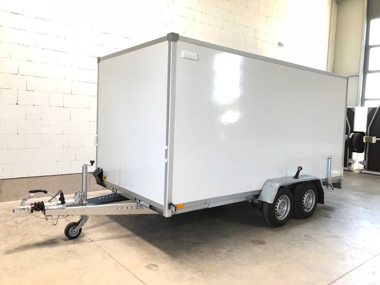 BLYSS F2741HT Rampe Kofferanhänger - Приколка сандучар: слика 2 BLYSS F2741HT Rampe Kofferanhänger - Приколка сандучар: слика 2