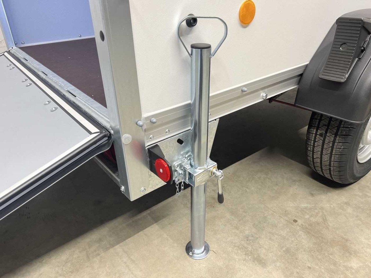 BOECKMANN KT 2513/135 V Rampe Stützen Kofferanhänger - Приколка сандучар: слика 4 BOECKMANN KT 2513/135 V Rampe Stützen Kofferanhänger - Приколка сандучар: слика 4