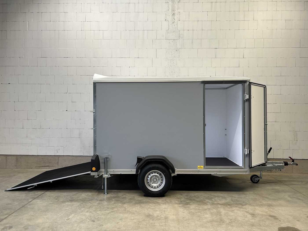 BOECKMANN KT 3015/15 M F Tür TKL Stützen Kofferanhänger - Приколка сандучар: слика 1 BOECKMANN KT 3015/15 M F Tür TKL Stützen Kofferanhänger - Приколка сандучар: слика 1