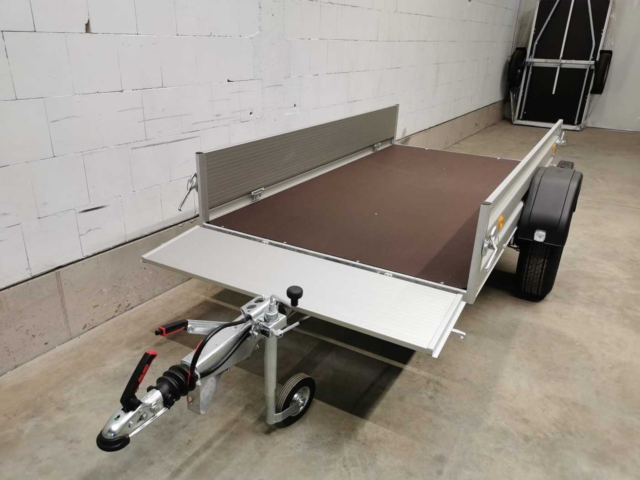 BOECKMANN TL-AL 2513/135 Stkl Kastenanhänger gebremst - Автомобил приколка: слика 4 BOECKMANN TL-AL 2513/135 Stkl Kastenanhänger gebremst - Автомобил приколка: слика 4