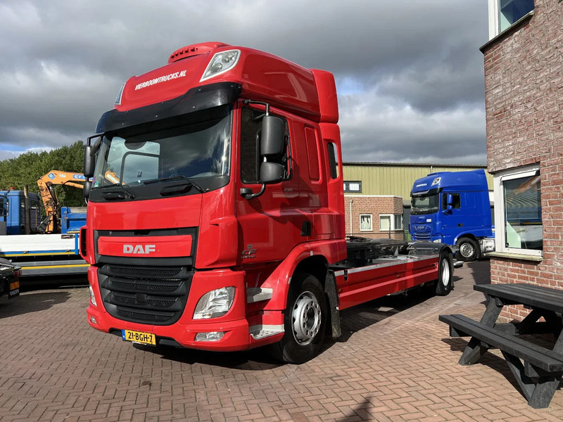 DAF CF 290 4X2 EURO6 SPACECAB RENOVA / VANGMUIL / LAADKLEP / TOP STAAT - Транспортер на контејнер/ Камион со променливо тело: слика 2 DAF CF 290 4X2 EURO6 SPACECAB RENOVA / VANGMUIL / LAADKLEP / TOP STAAT - Транспортер на контејнер/ Камион со променливо тело: слика 2