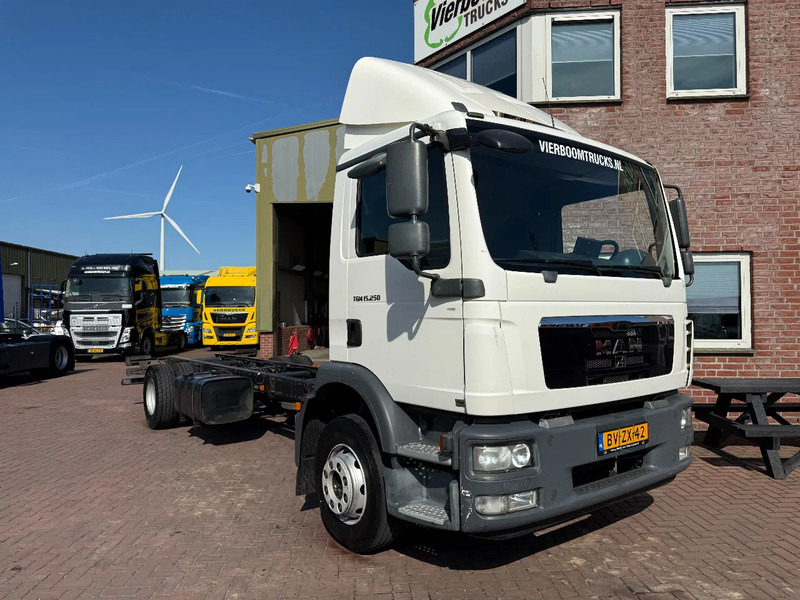 MAN TGM 15.250 TGM 15.250 4X2 BL / PTO-Nebenantrieb / voll MAN Service / Top Zustand !! - Камион со кабинска шасија: слика 1 MAN TGM 15.250 TGM 15.250 4X2 BL / PTO-Nebenantrieb / voll MAN Service / Top Zustand !! - Камион со кабинска шасија: слика 1